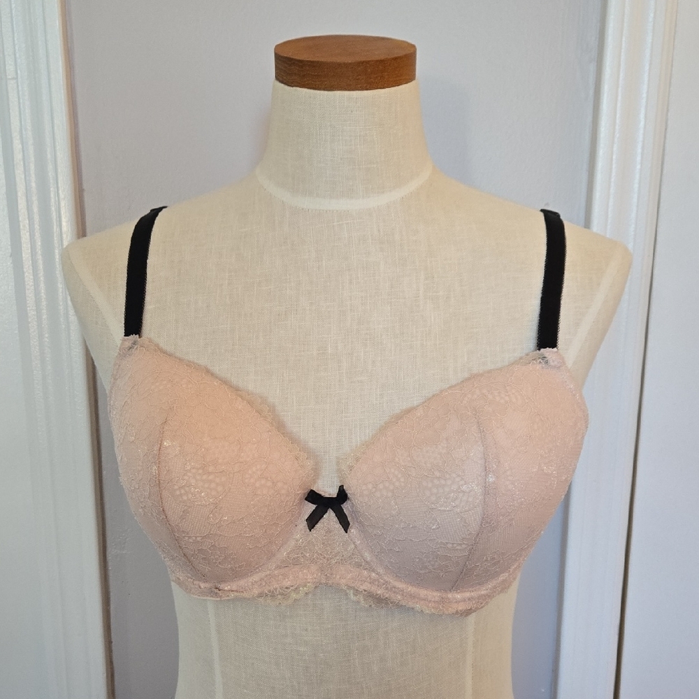 Victoria's Secret Lace Bra in Light Pink and Black